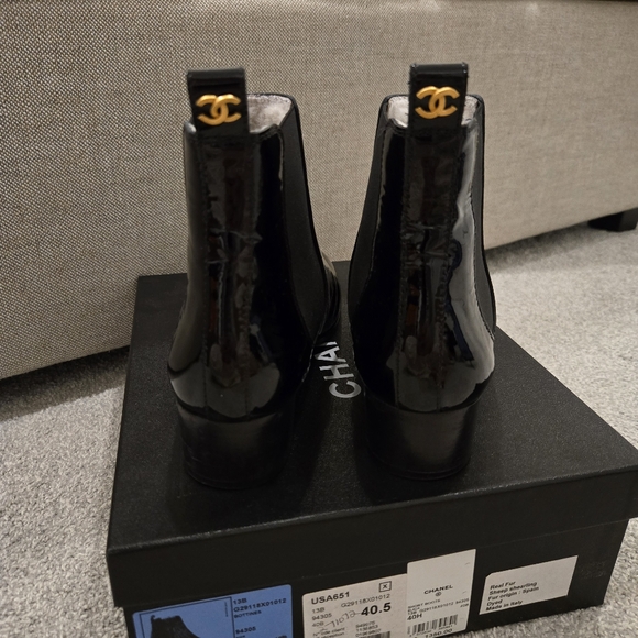 Chanel Black Patent Sheep Shearling Lined Leather Ankle Boots 40.5 - Picture 10 of 11